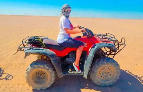 quad-Safari-Hurghada-moto-Safari-pret-deșertul-Excursii-Jeep-safari-în-deșert-Egipt-Preturi-bicicletă-quad-atv-Satul-beduin-Plimbare-cămile