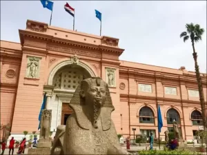 Cairo-cu-avionul-Hurghada-excursie-la-Cairo-din-Hurghada-prețul-excursiei-la-Cairo-călătorie-la-Cairo-piramidele-la-piramide-Muzeul Egiptean